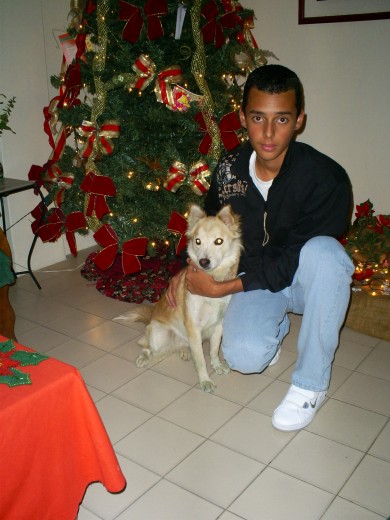 Dana recibiendo la Navidad, con mi hermanito